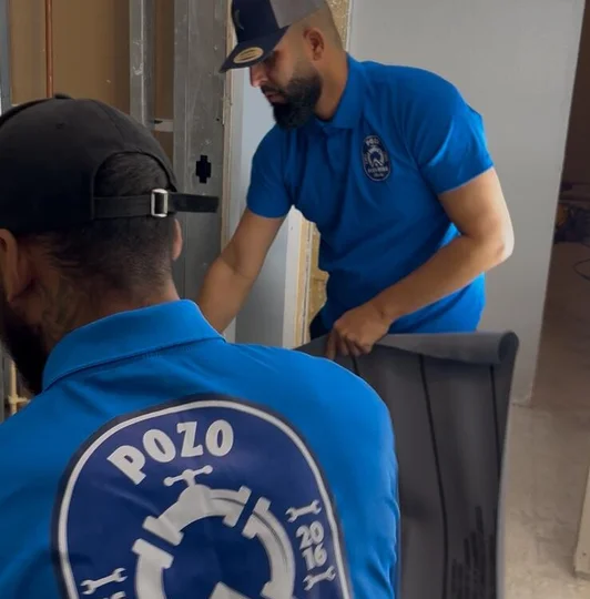 Pozo plumbing technicians working